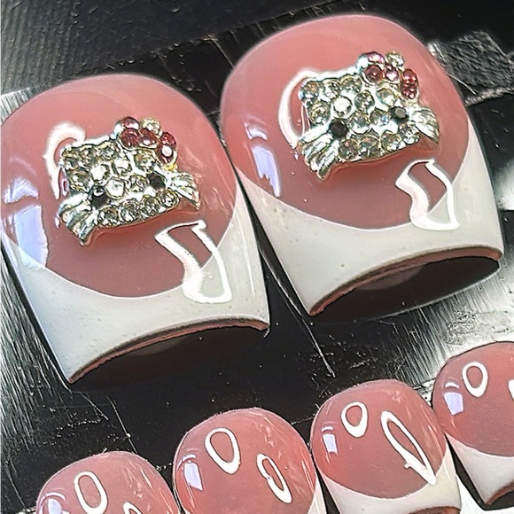 Hello Kitty press on toes - Picture 3 of 4